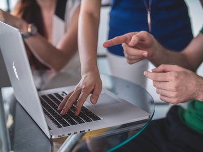 كيفية إعادة تشغيل macbook على لوحة المفاتيح